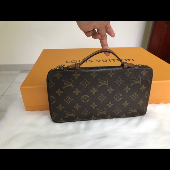 Louis Vuitton - Picture 2 of 16